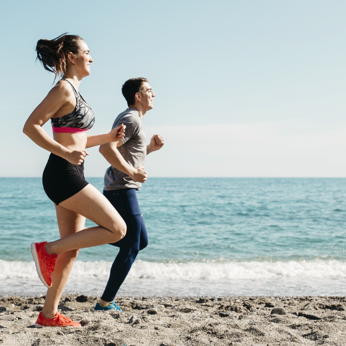 Carrera y correr en la playa